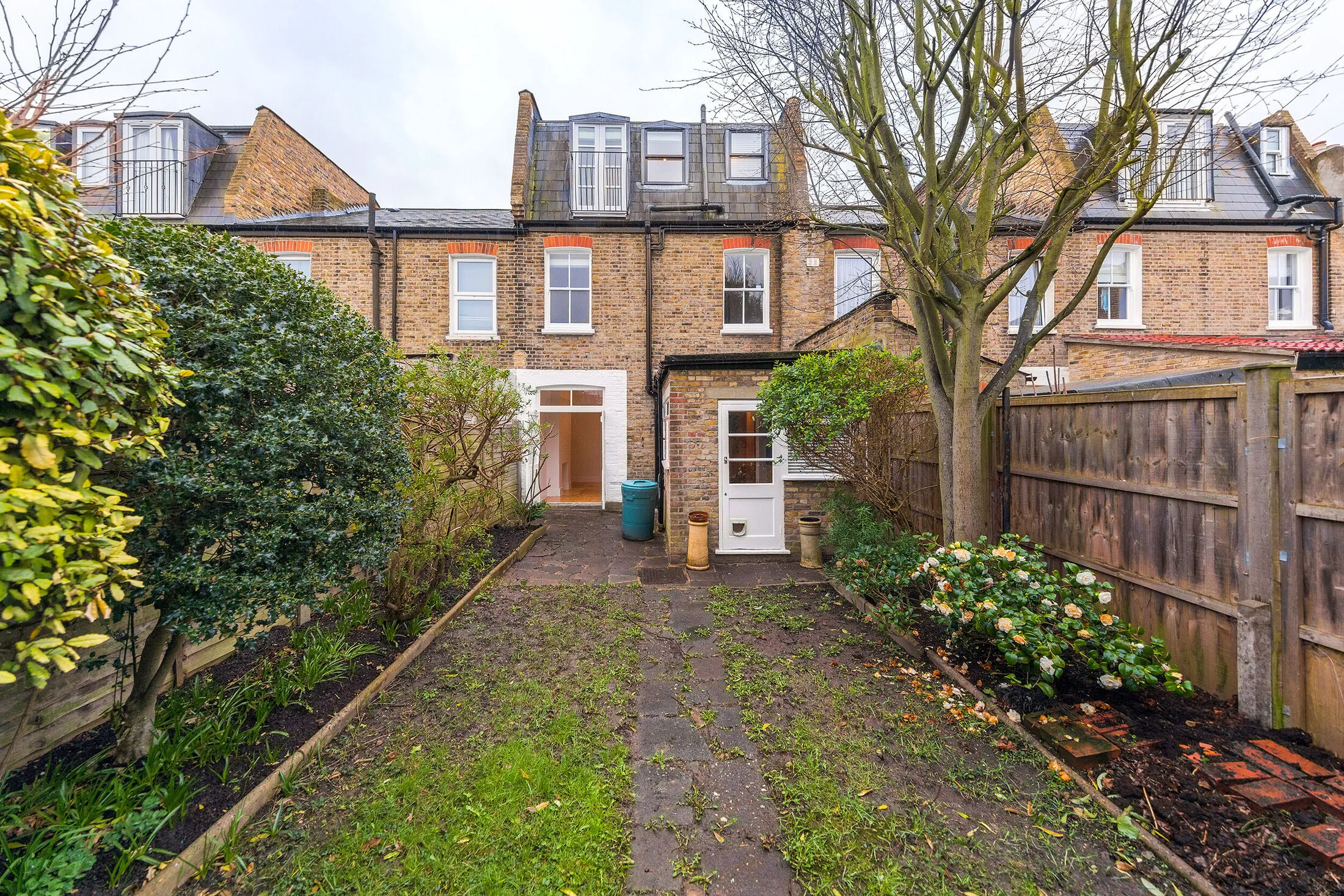 House Lavenham Road in Greater London