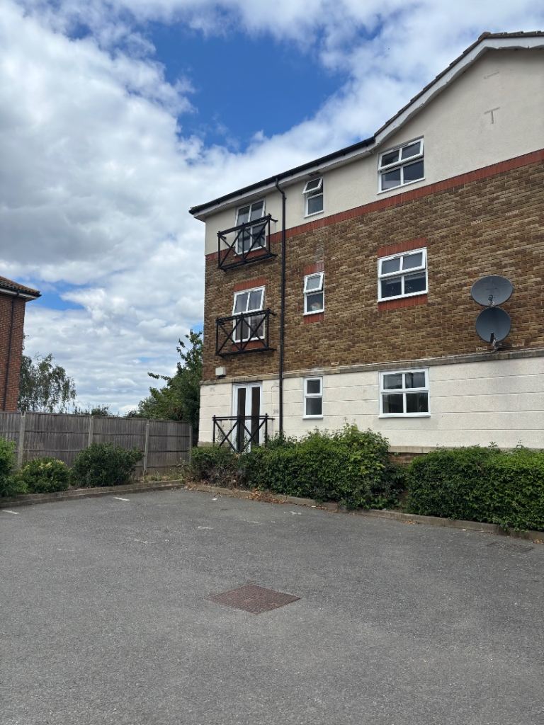 Flat Voyagers Close in Greater London