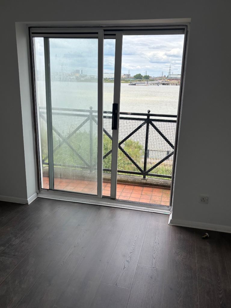Flat Voyagers Close in Greater London