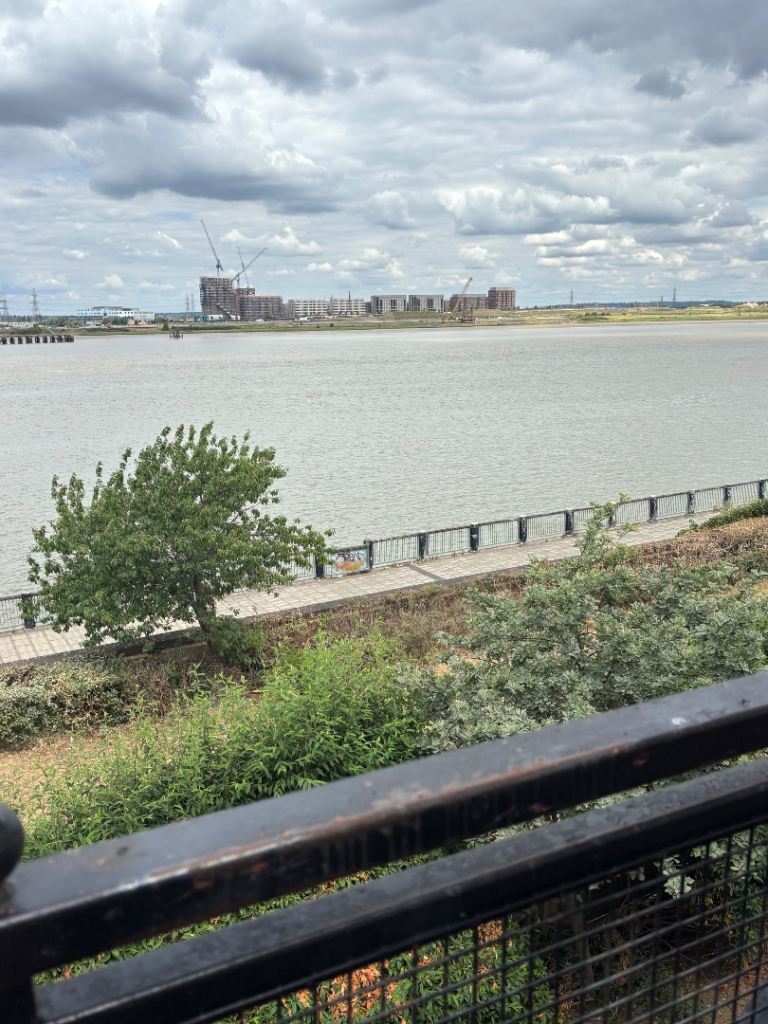 Flat Voyagers Close in Greater London