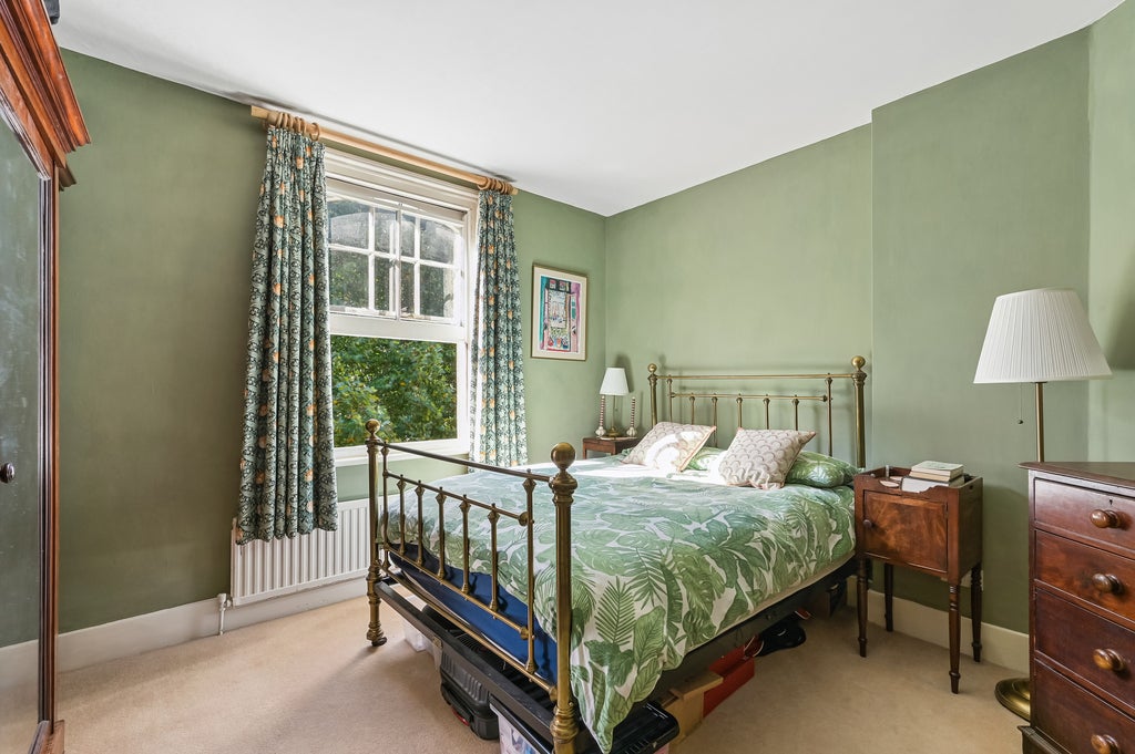 Flat Queen's Club Gardens in Greater London