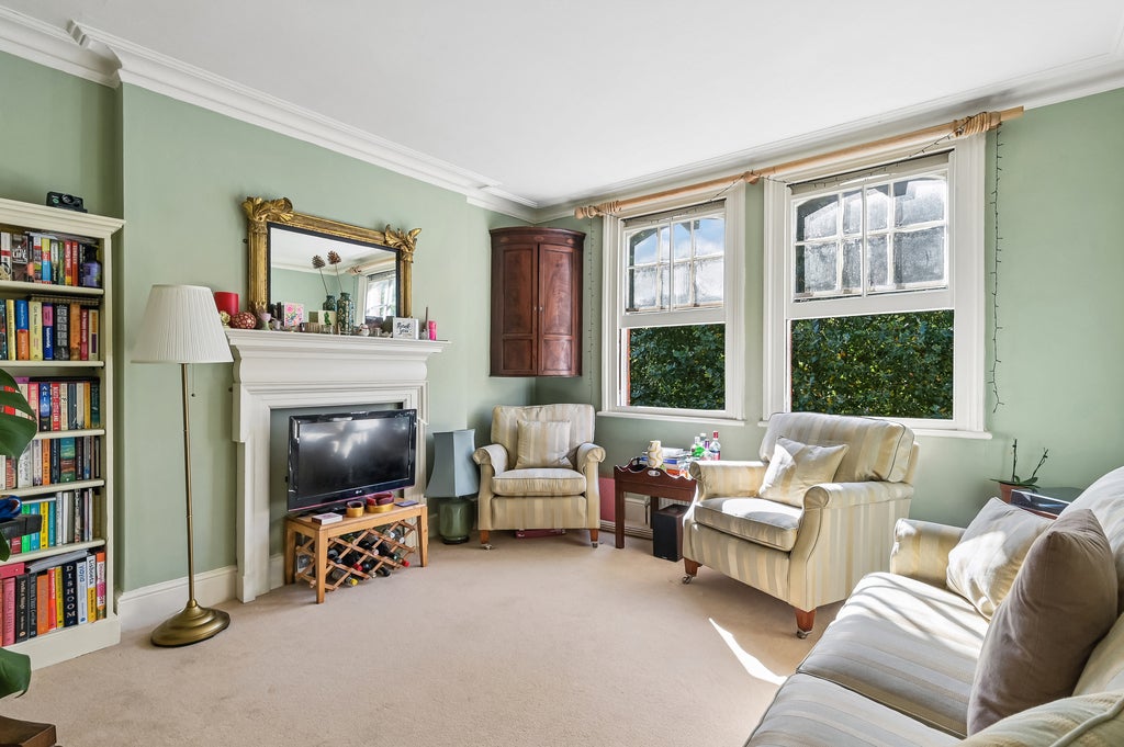 Flat Queen's Club Gardens in Greater London