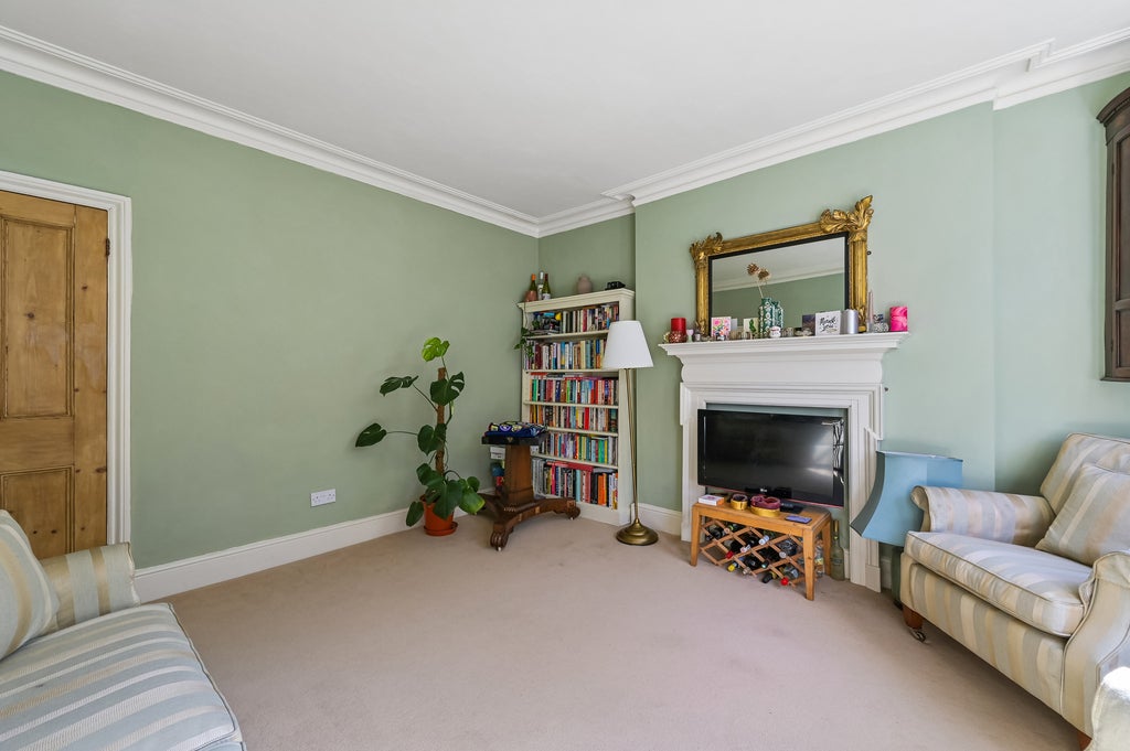 Flat Queen's Club Gardens in Greater London