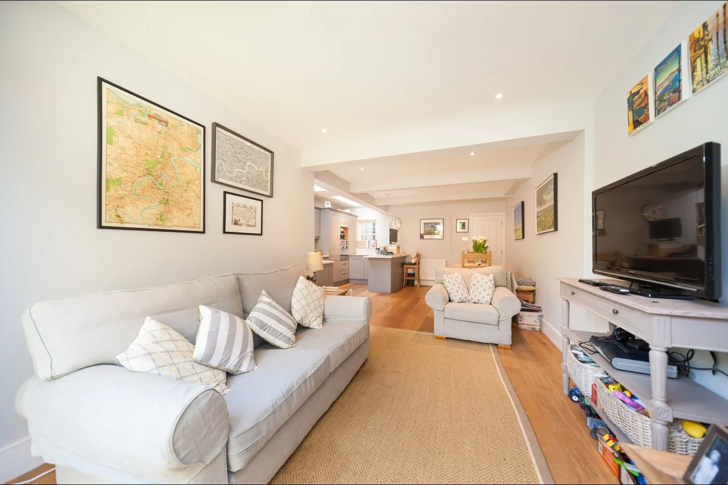 Flat Shandon Road in Greater London