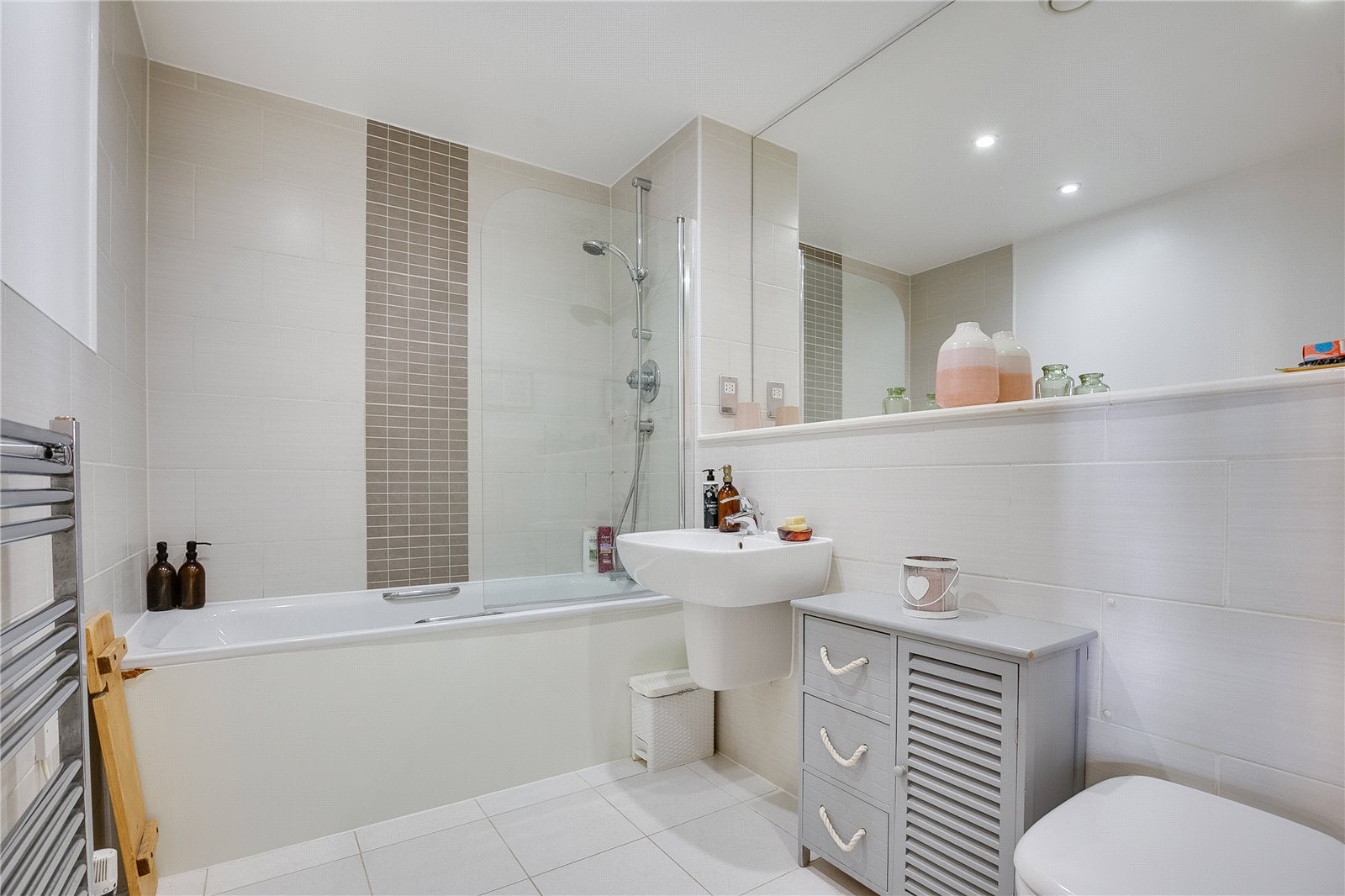 Flat Robsart Street in Greater London