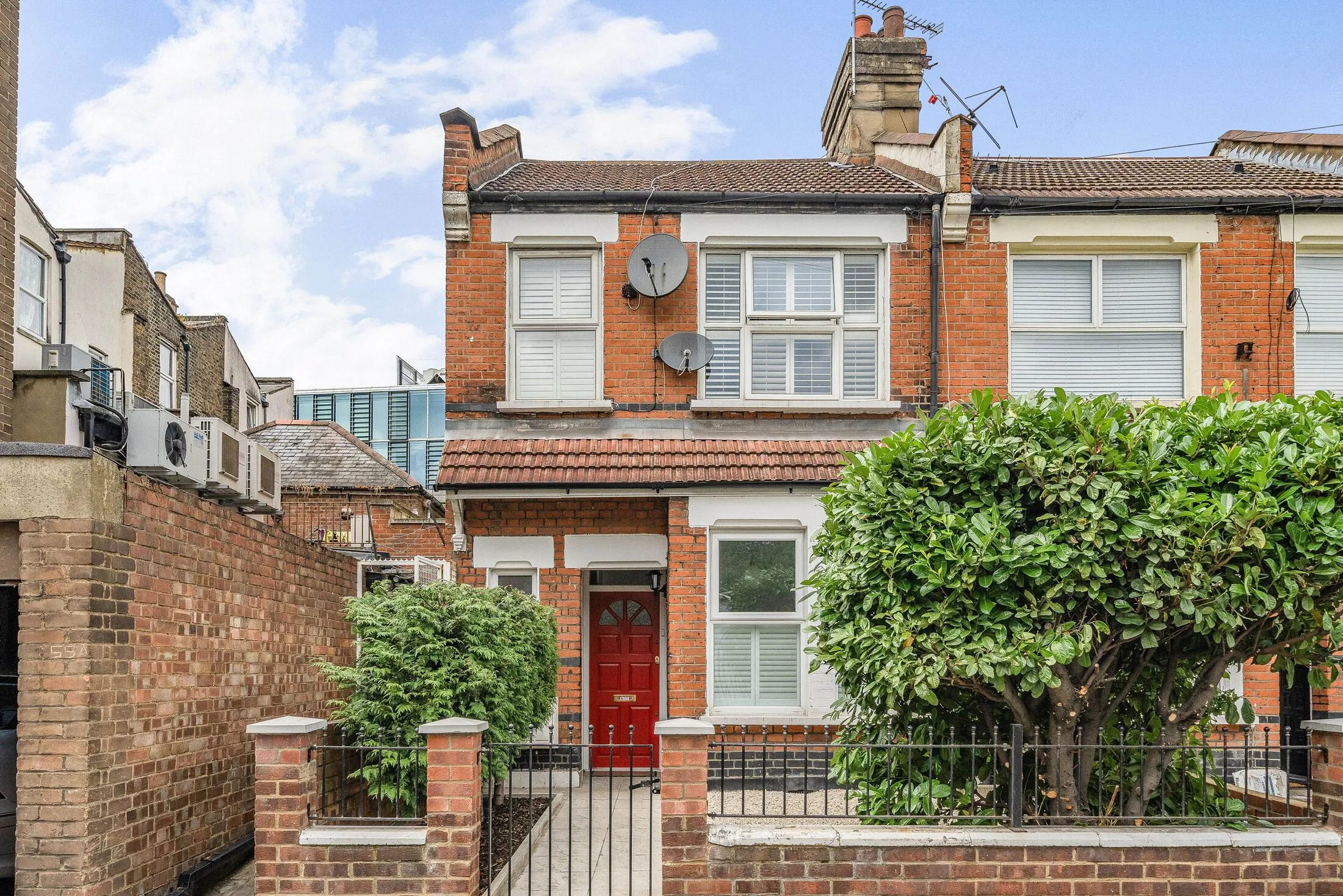 Flat Aldworth Road in Greater London