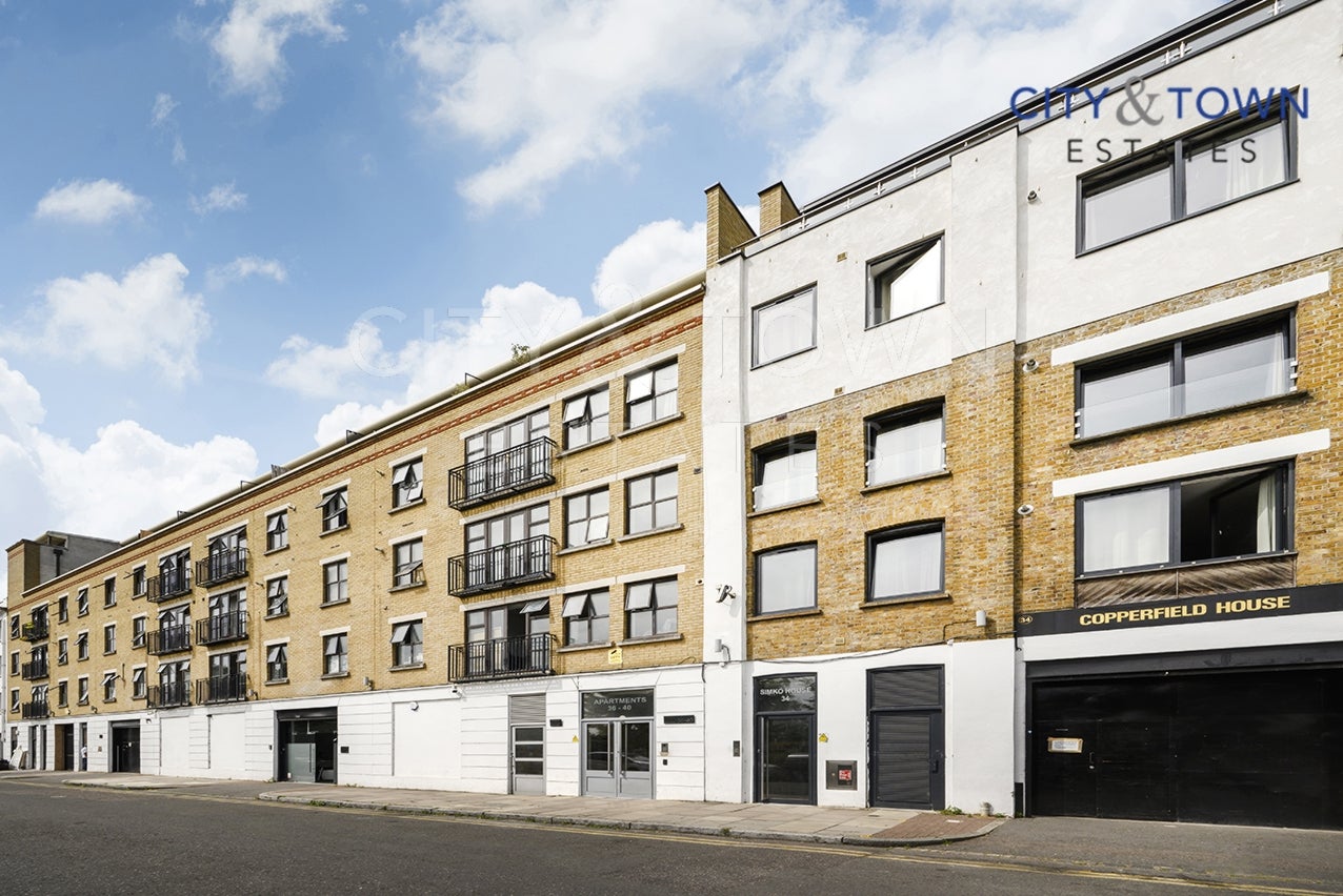 Flat Copperfield Road in Greater London
