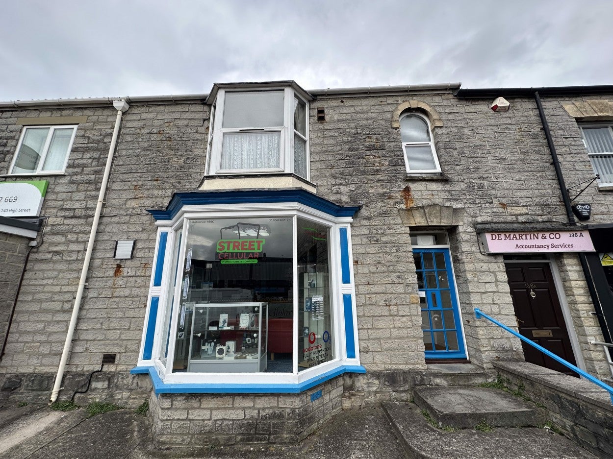 Flat High Street in Street