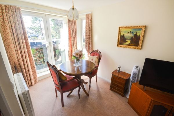 Flat Station Approach in Cheadle Hulme