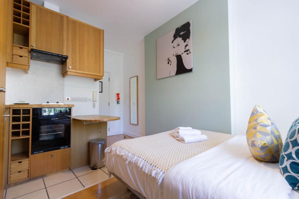 Flat Cartwright Gardens in Greater London