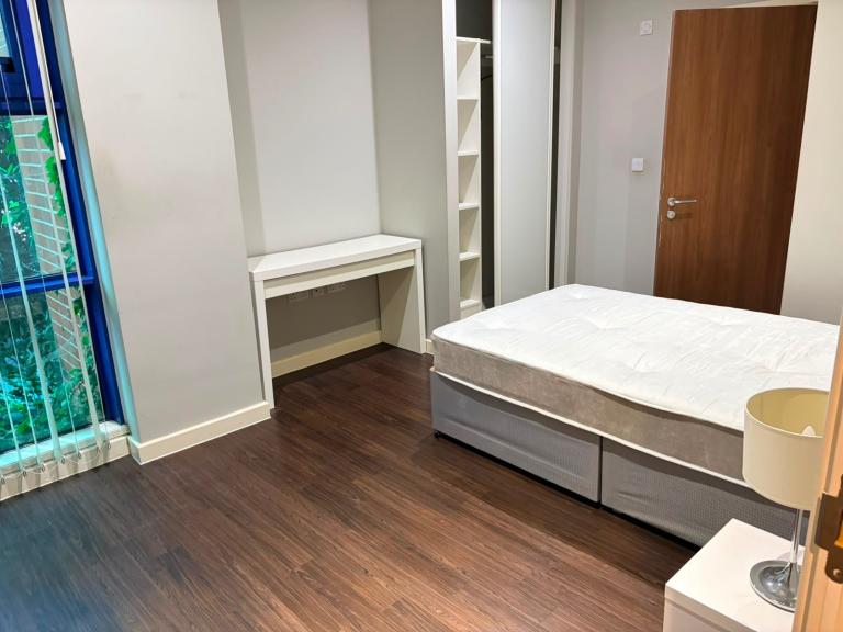 Flat Bath Road in Greater London
