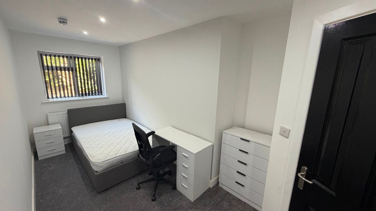 Room Queen Margaret's Road in Coventry