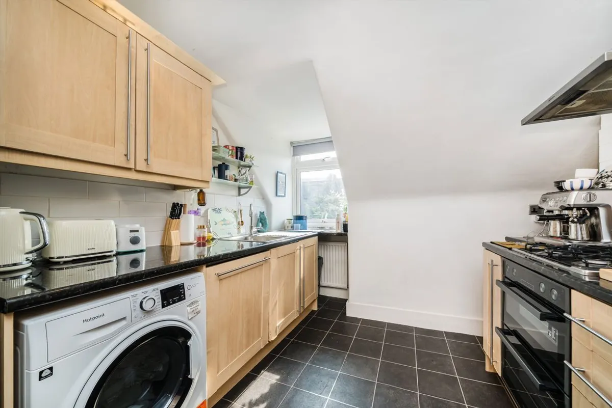 Flat Fairlawn Avenue in Greater London