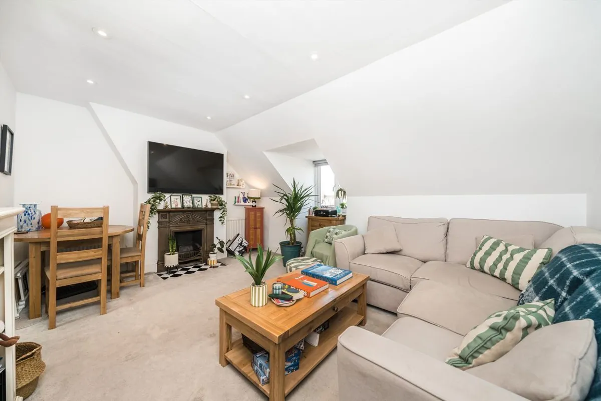 Flat Fairlawn Avenue in Greater London