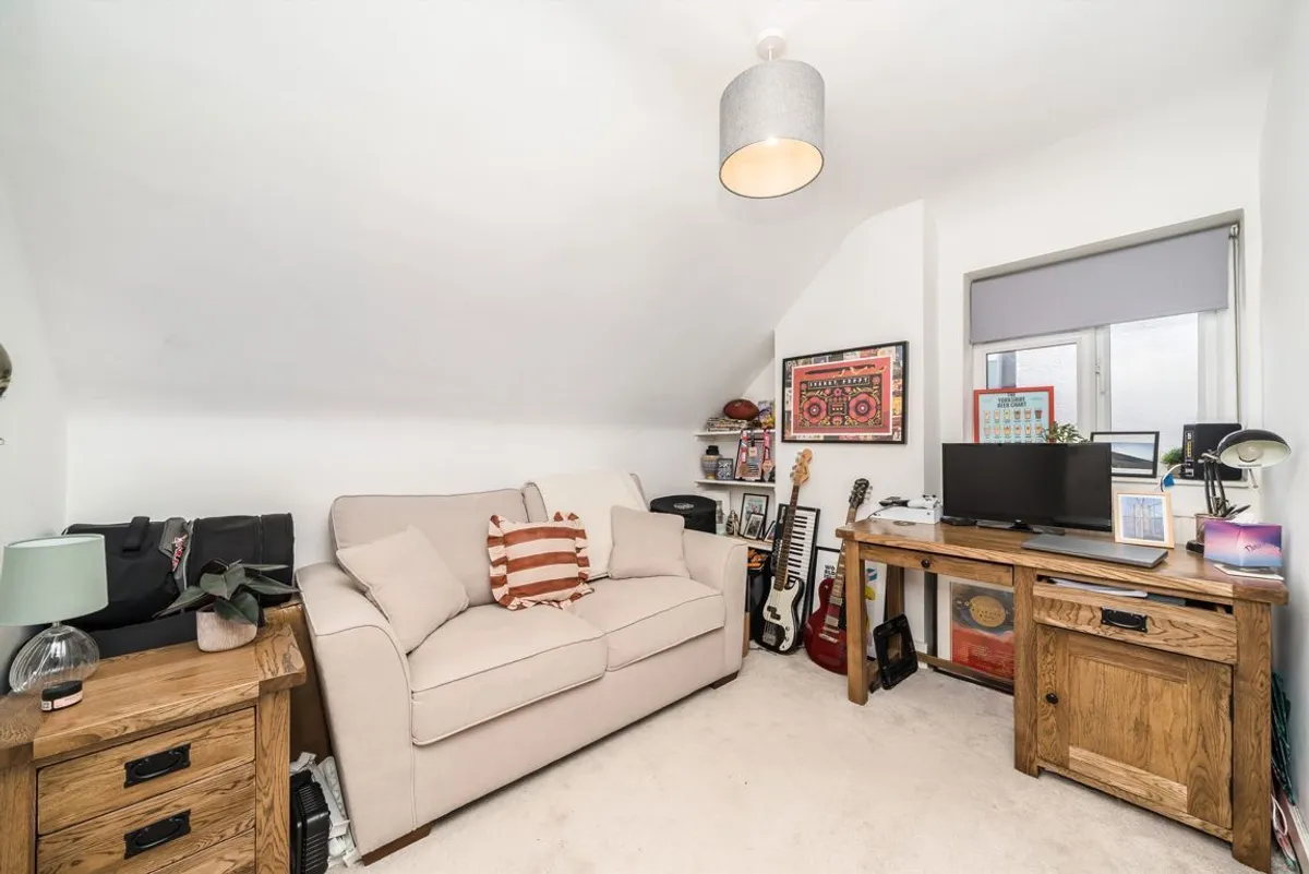 Flat Fairlawn Avenue in Greater London