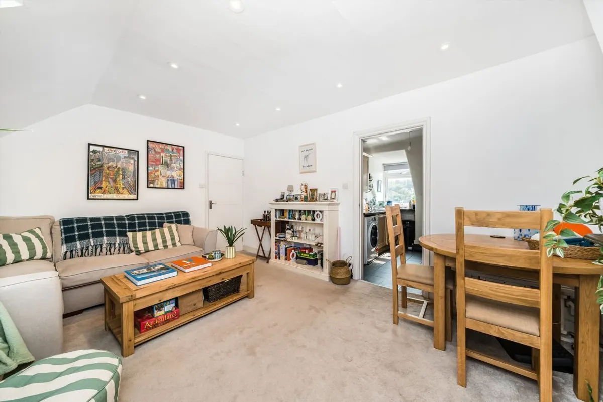Flat Fairlawn Avenue in Greater London