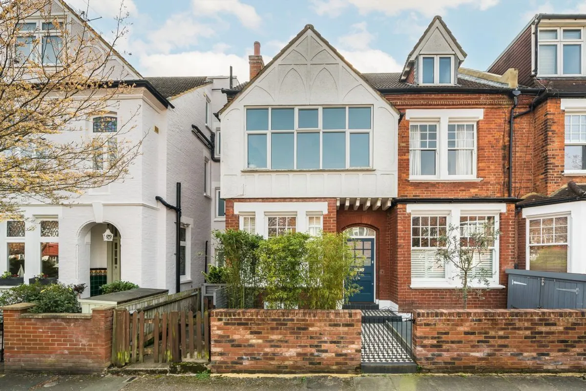 Flat Fairlawn Avenue in Greater London