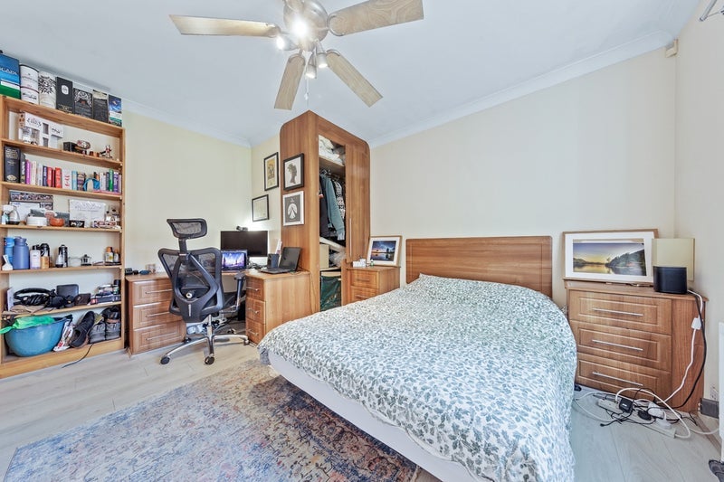 Room Bermondsey Street in Greater London