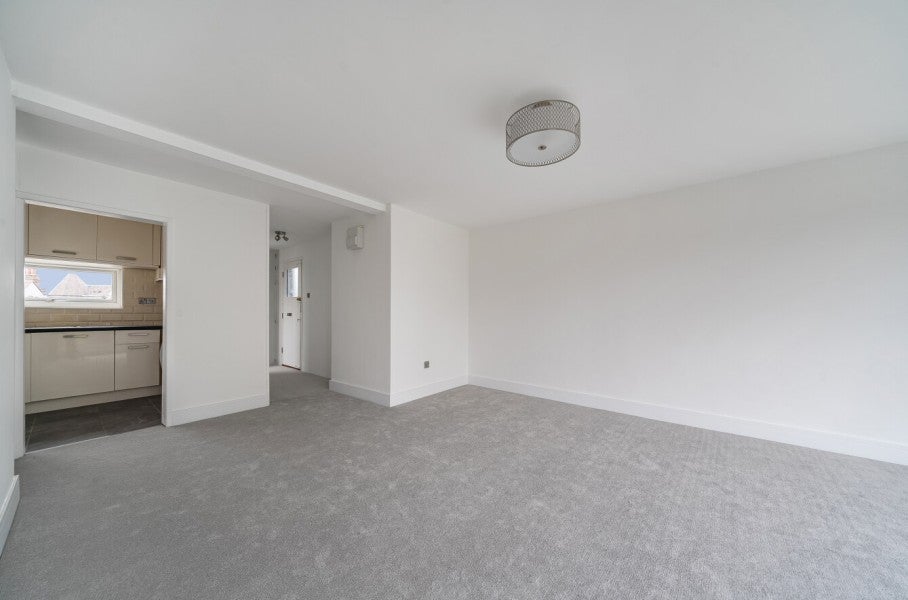 Flat Parkside Court in Elmbridge