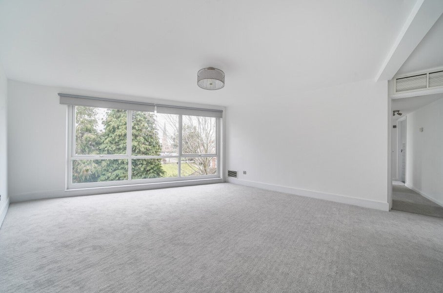 Flat Parkside Court in Elmbridge