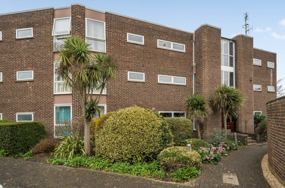 Flat Parkside Court in Elmbridge
