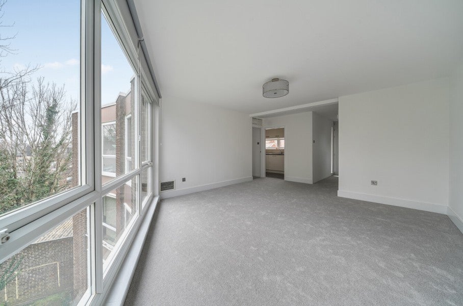 Flat Parkside Court in Elmbridge