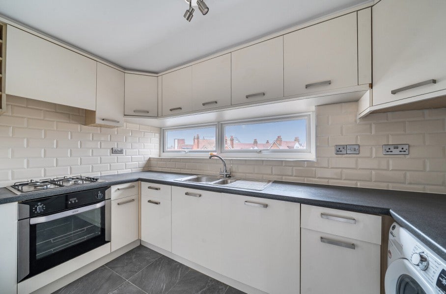 Flat Parkside Court in Elmbridge