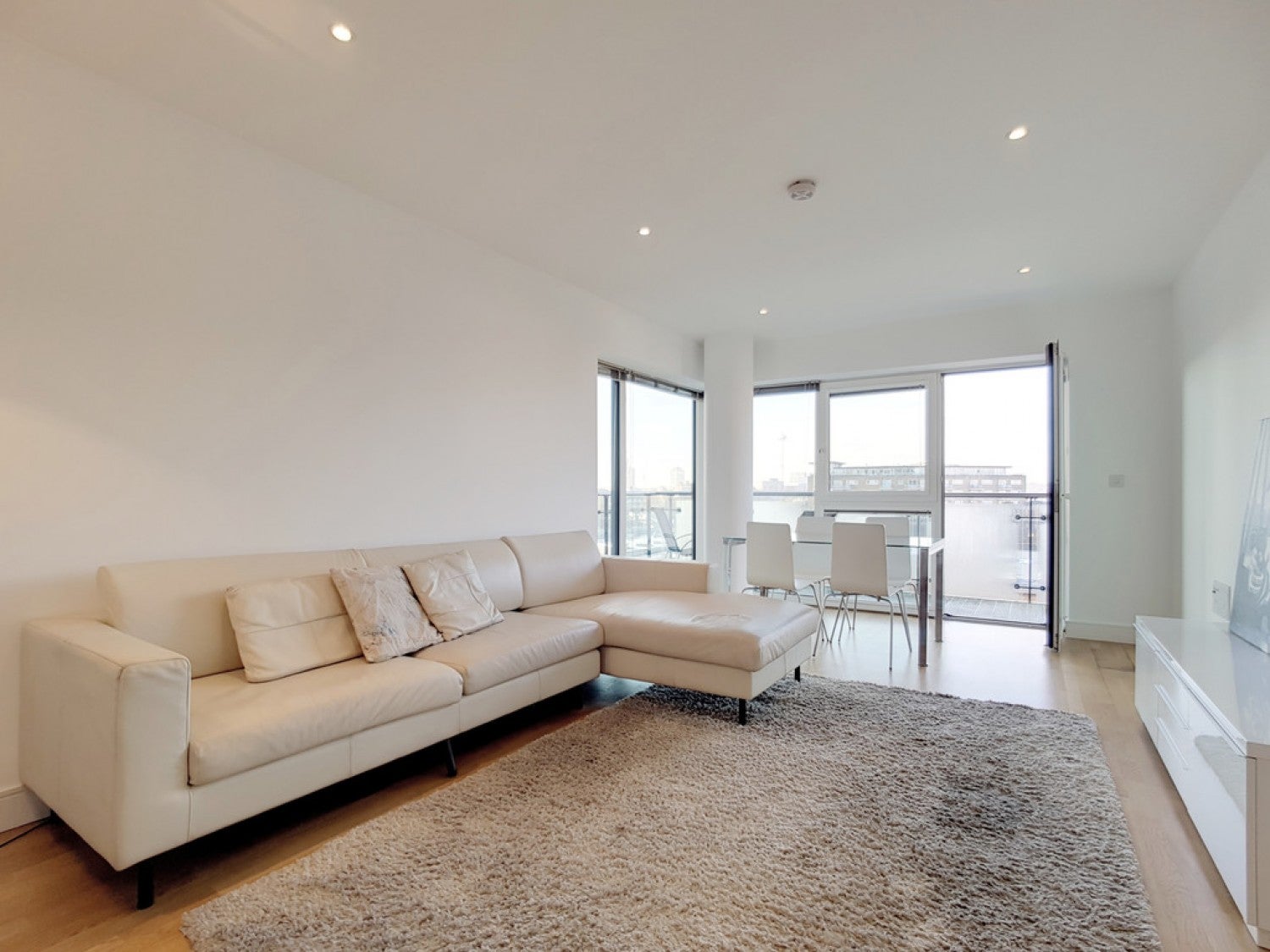 Flat Juniper Drive in Greater London