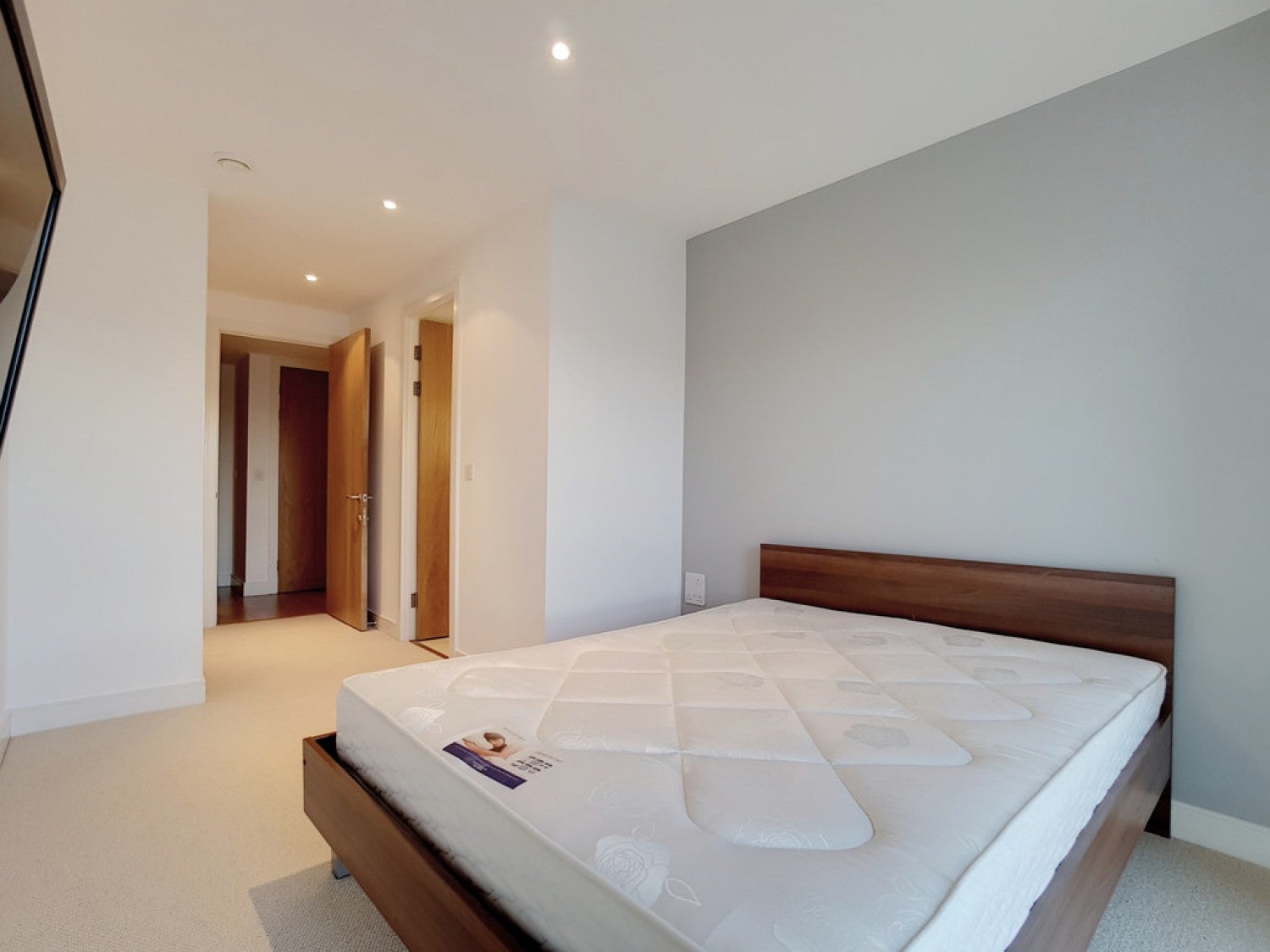 Flat Juniper Drive in Greater London