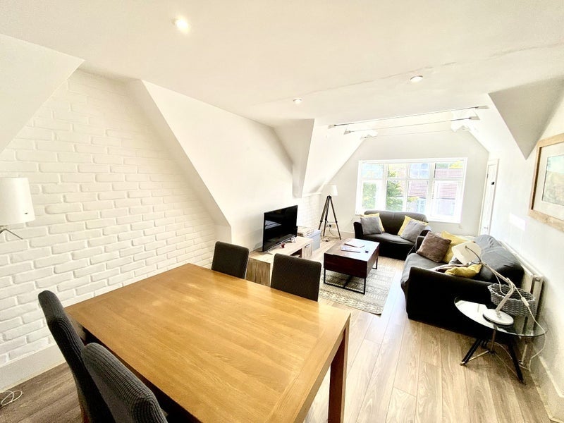 Flat Queen Anne Avenue in Greater London