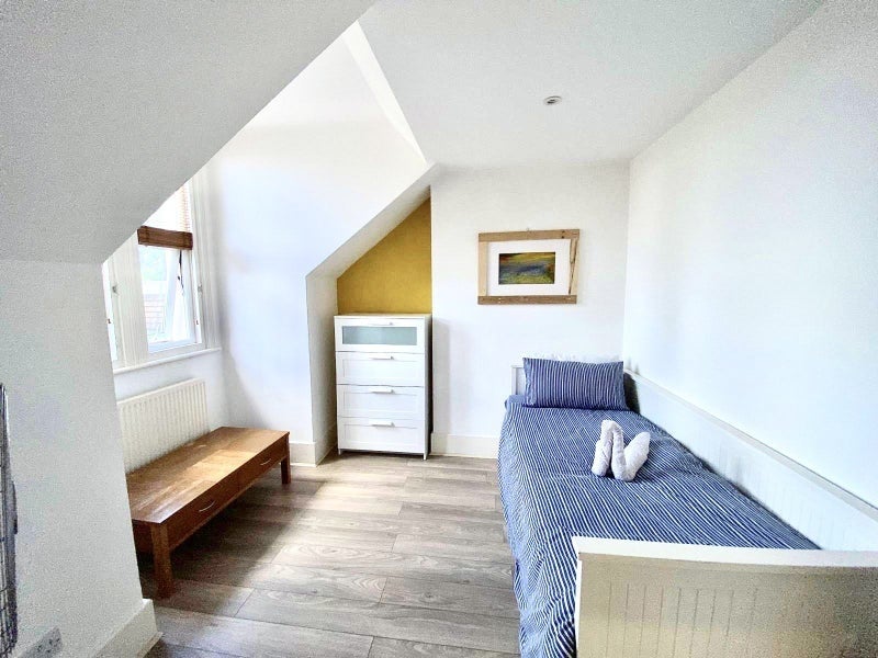 Flat Queen Anne Avenue in Greater London