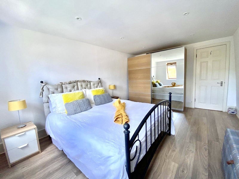 Flat Queen Anne Avenue in Greater London
