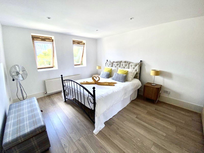 Flat Queen Anne Avenue in Greater London