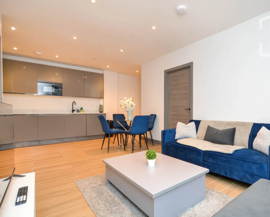 Flat Ballards Lane in Greater London