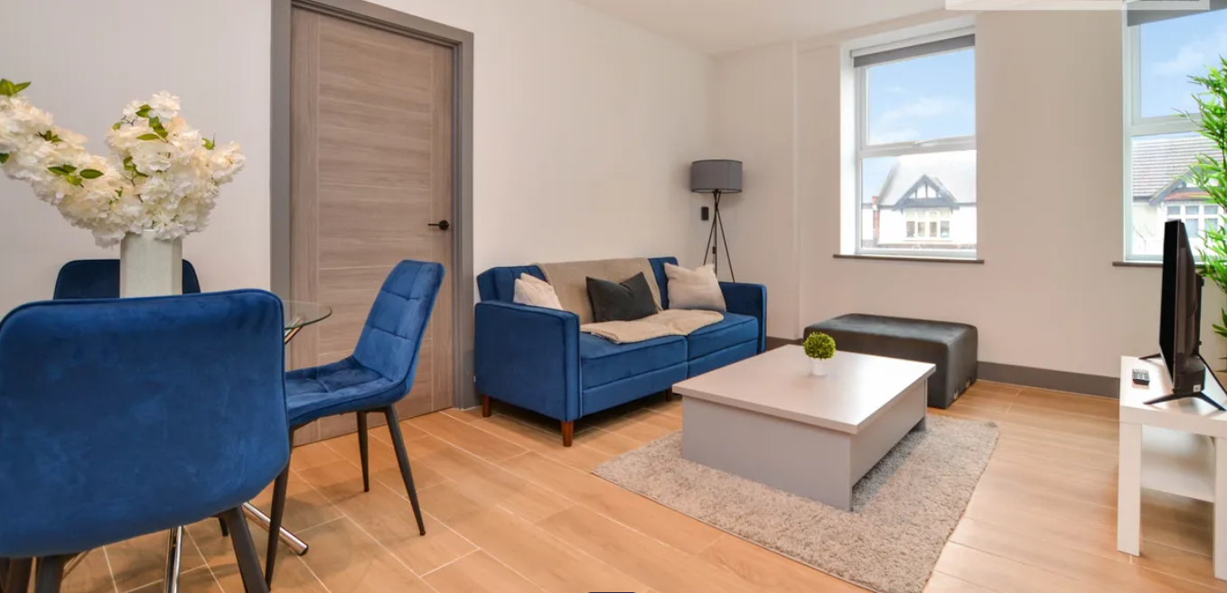 Flat Ballards Lane in Greater London
