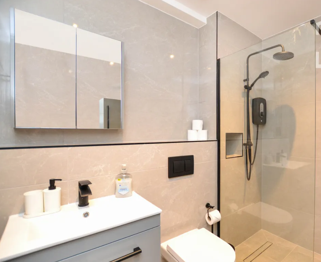 Flat Ballards Lane in Greater London