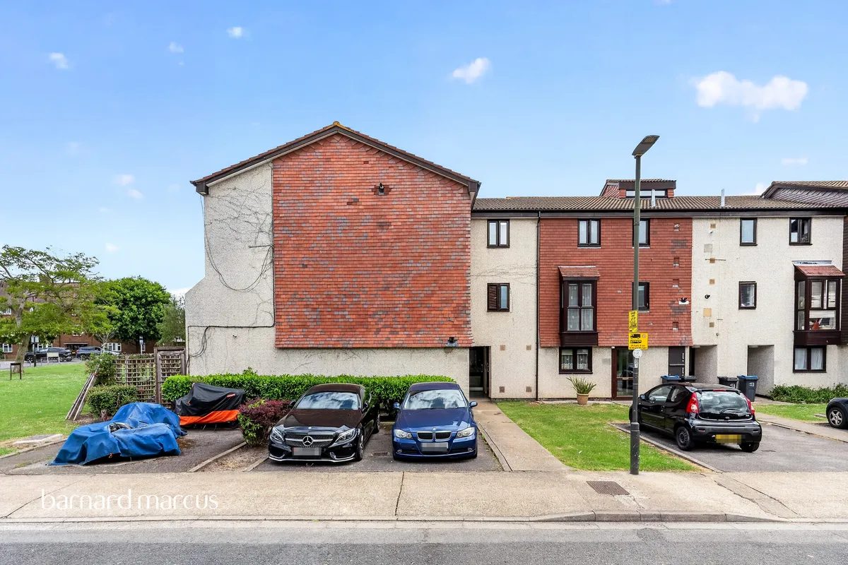 Flat Coniston Close in Greater London