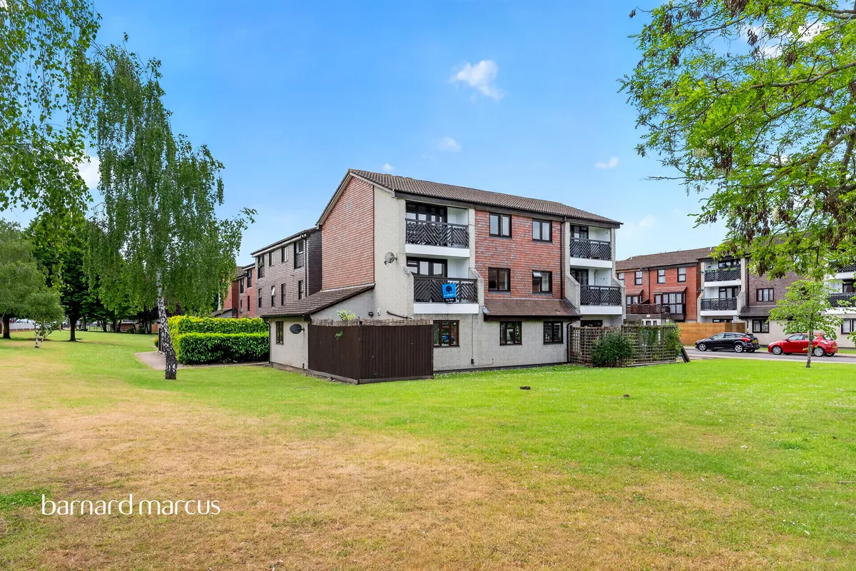 Flat Coniston Close in Greater London