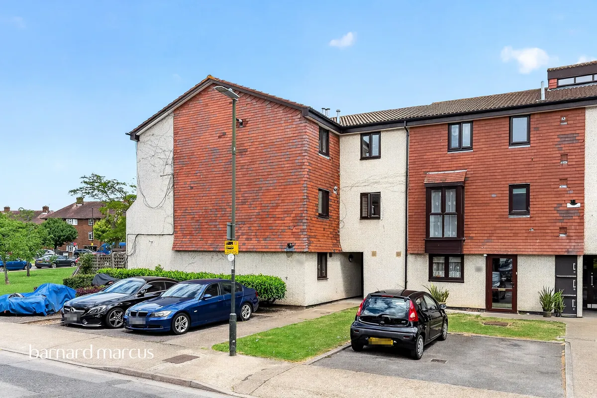 Flat Coniston Close in Greater London