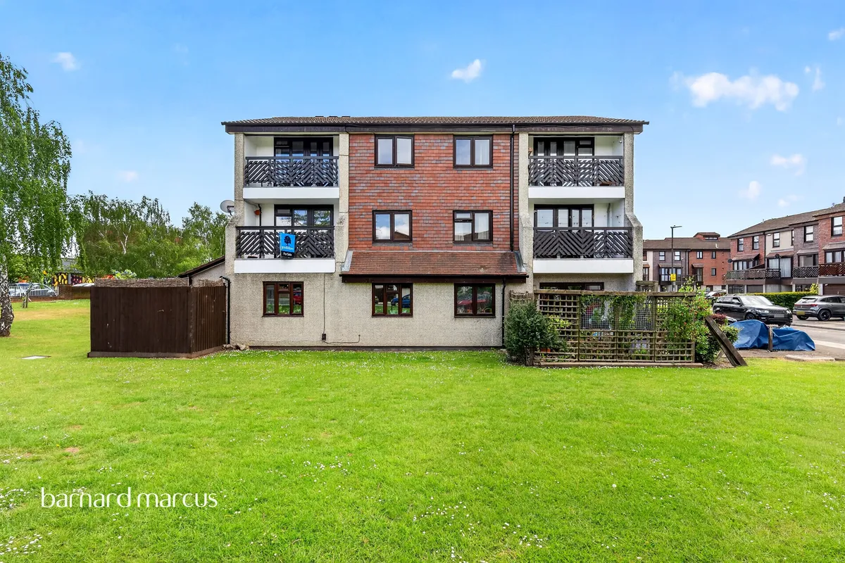 Flat Coniston Close in Greater London