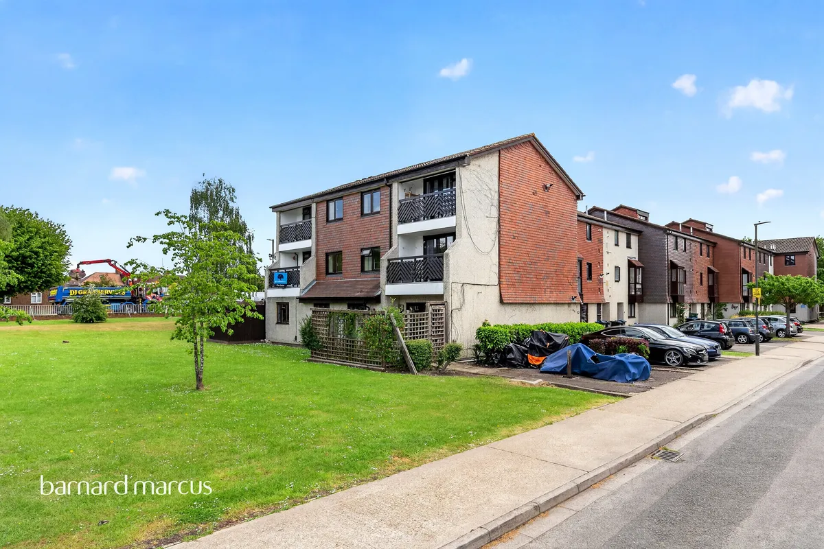 Flat Coniston Close in Greater London