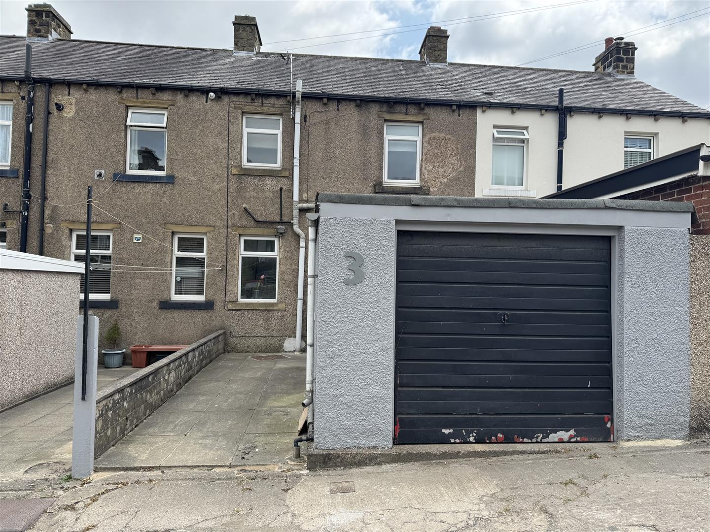 House Yew Tree Road in Kirklees