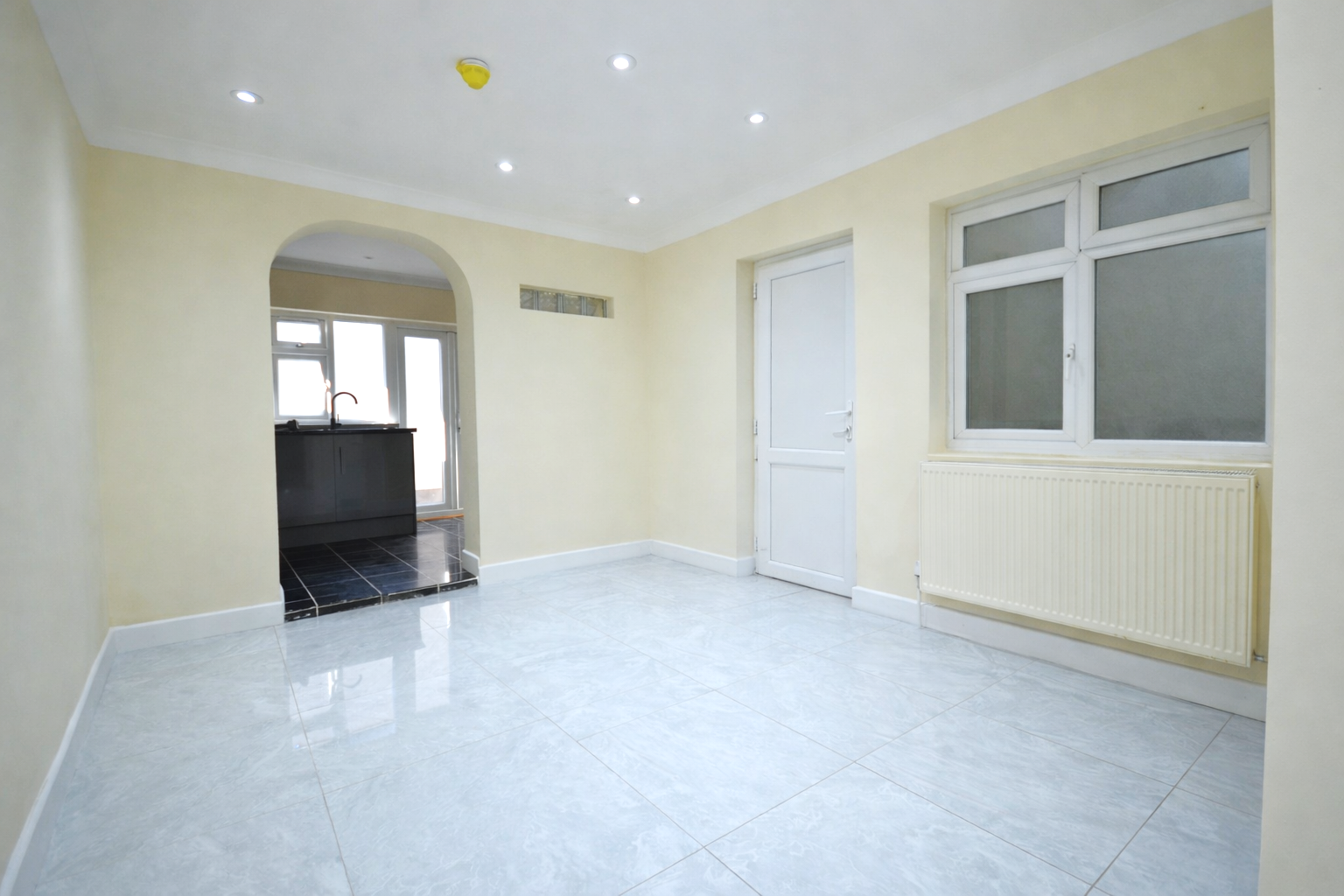 Flat Spencer Road in Greater London