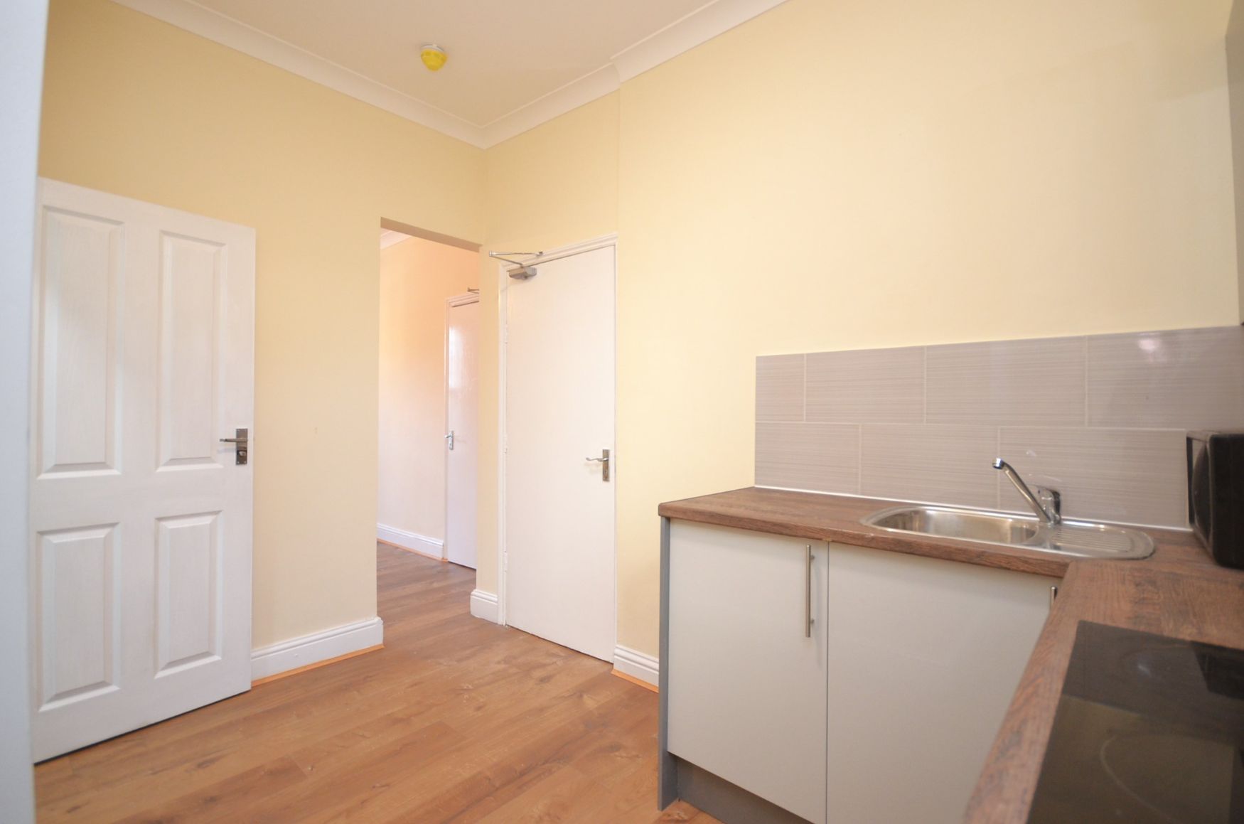 Flat Spencer Road in Greater London