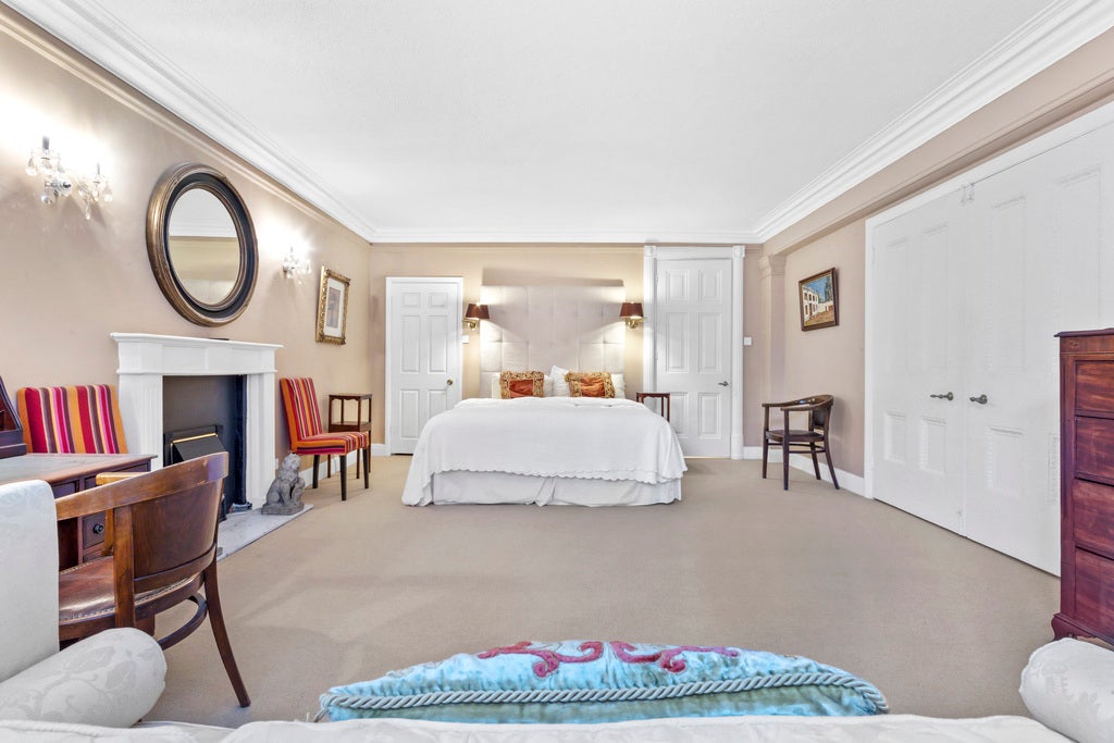 Flat Kensington Court in Greater London