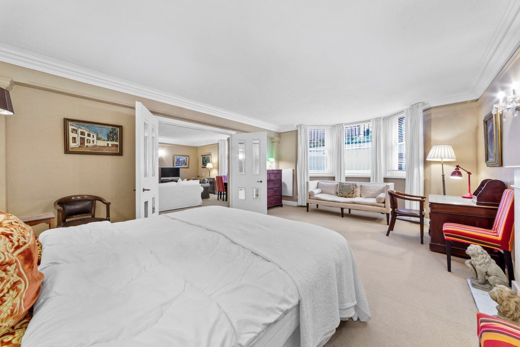 Flat Kensington Court in Greater London