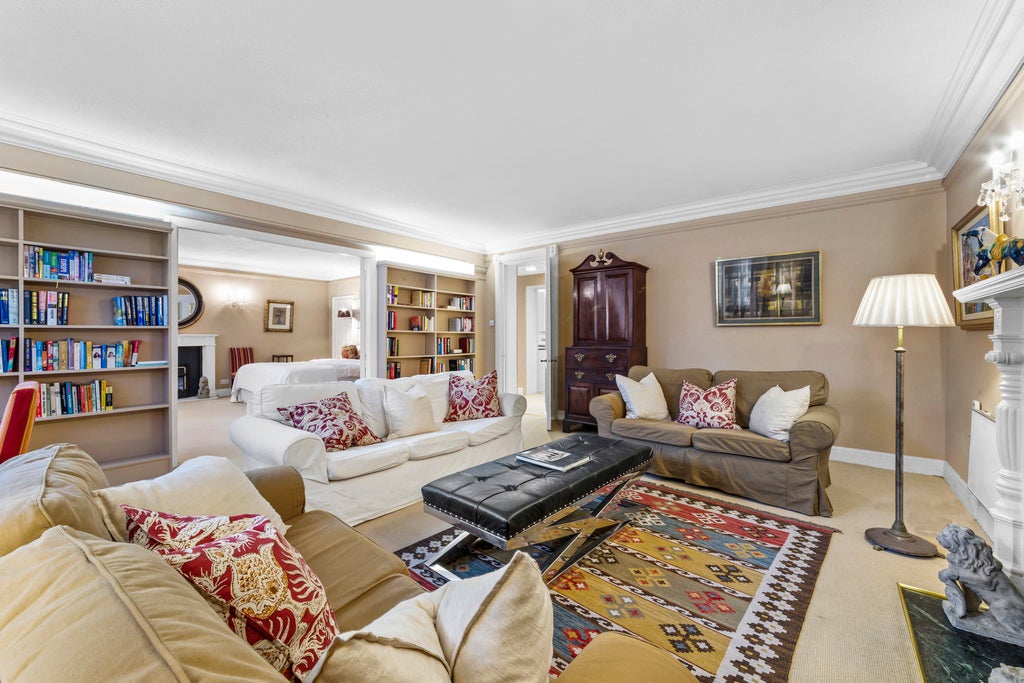 Flat Kensington Court in Greater London