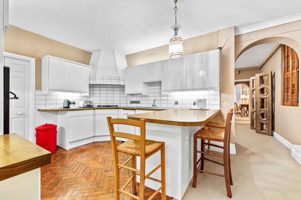 Flat Kensington Court in Greater London
