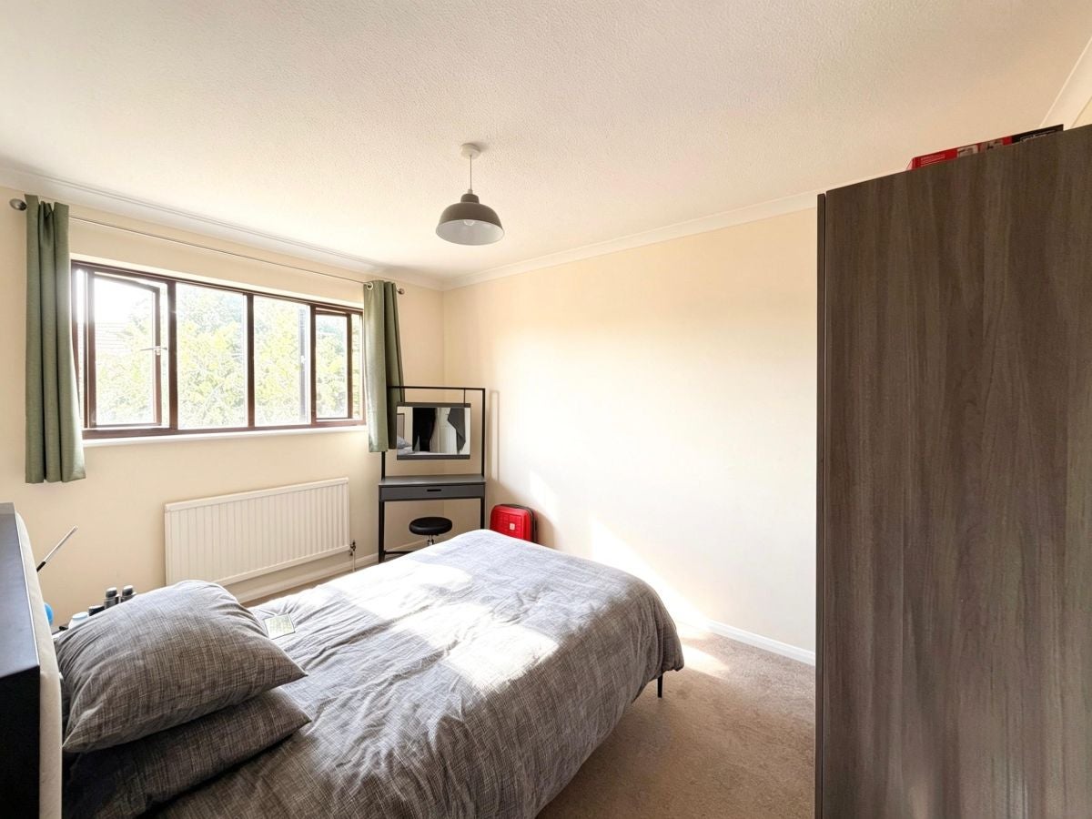Flat Wellington Place in Brentwood