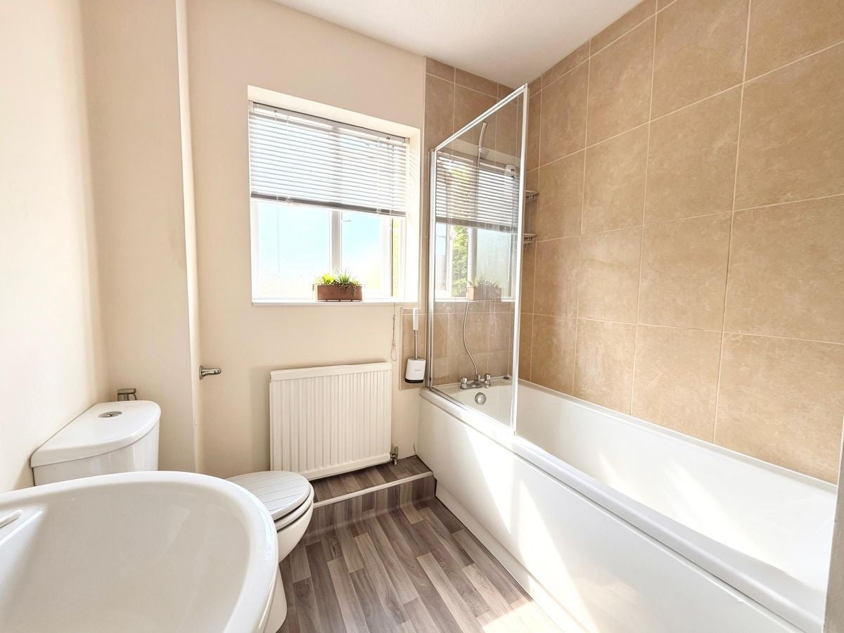 Flat Wellington Place in Brentwood